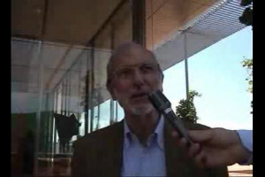 Una cantina serve per fare il vino quindi deve essere pratica e funzionale, oltre che paesaggisticamente non invasiva. Parola del mago degli architetti Renzo Piano ...